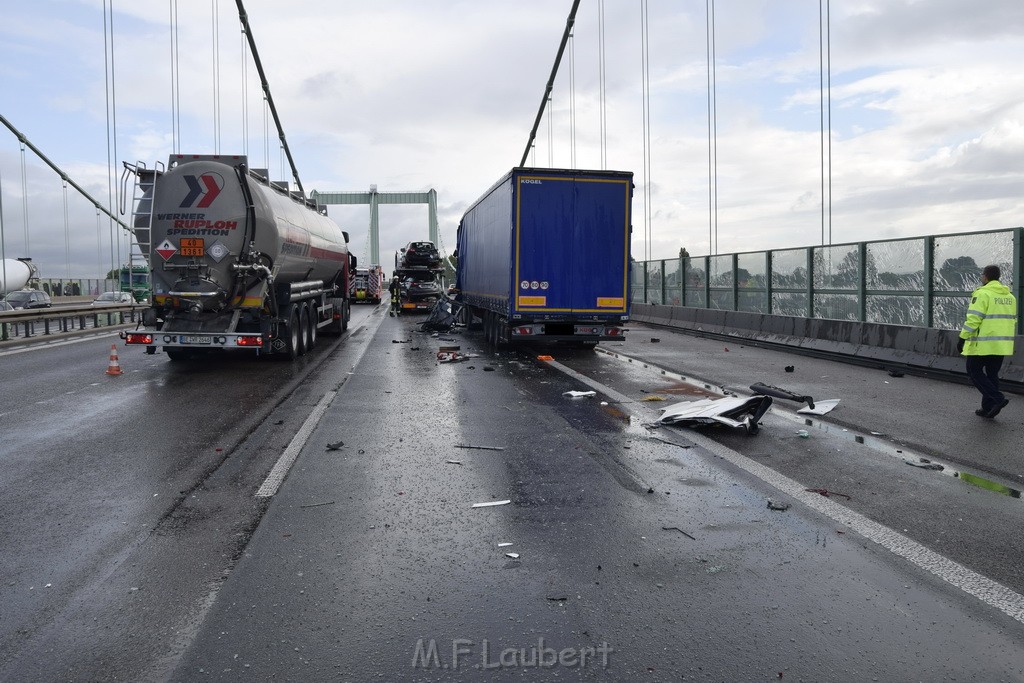 Schwerer LKW VU PKlemm A 4 Rich Olpe auf der Rodenkirchener Bruecke P010.JPG - Miklos Laubert